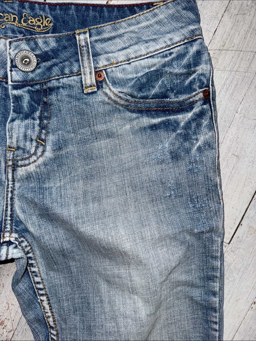 American Eagle Outfitters faded blue distressed jeans - Picture 4 of 9
